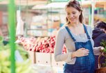 Glücklich Schwangere Einkaufen auf dem Bauernmarkt | © iStock | Zukovic