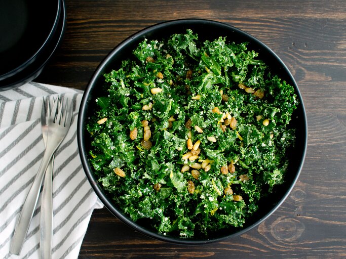 Leckerer Grünkohl-Salat | © iStock | Candice Bell