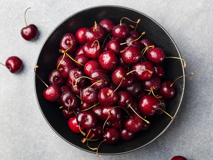 Schale mit Sauerkirschen | © iStock | Anna Pustynnikova