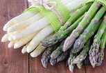 Frischer Spargel grün und weiß | © iStock | Togapix