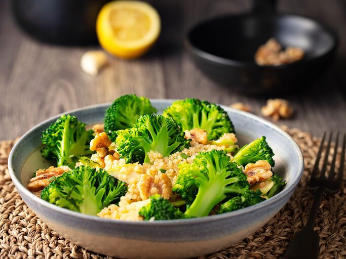 Gesunder Brokkoli Quinoa Salat mit Walnüssen | © iStock | haoliang