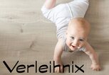 Kleines Baby liegt auf dem Bauch und schaut nach oben in die Kamera. | © iStock | Kyryl Gorlov