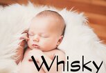 Kleines Baby liegt auf einem weißen Kunstfell und schläft.  | © iStock | NataliaDeriabina