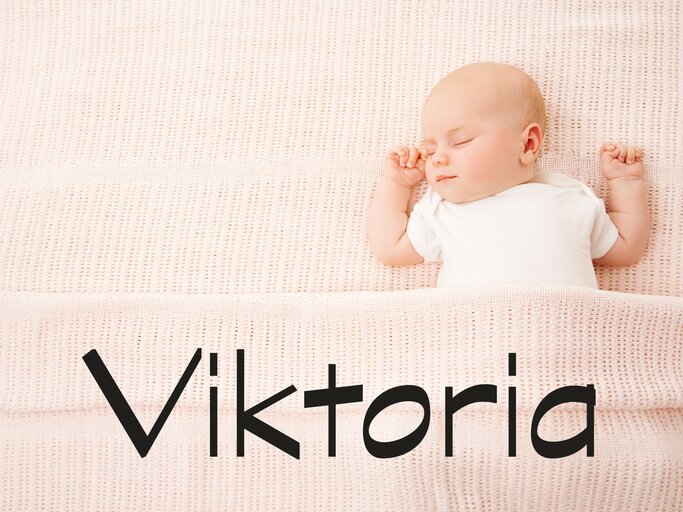schlafendes Baby mit dem Namen Viktoria | © iStock | inarik