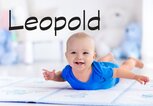 lachendes Baby mit dem Namen Leopold | © iStock | FamVeld