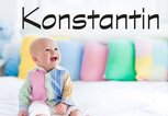 Lachendes Baby mit dem Namen Kontantin | © iStock | FamVeld