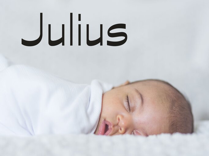 schlafendes Baby mit dem Namen Julius | © iStock | FatCamera