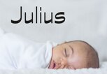 schlafendes Baby mit dem Namen Julius | © iStock | FatCamera