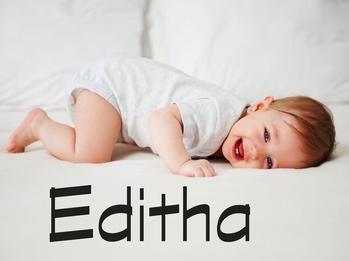 Lachendes kleines Mädchen mit dem Namen Editha | © iStock | gpointstudio