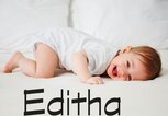 Lachendes kleines Mädchen mit dem Namen Editha | © iStock | gpointstudio