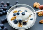 Naturjoghurt mit Heidelbeeren und Walnüssen | © iStock | IGphotography