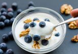 Naturjoghurt mit Heidelbeeren und Walnüssen | © iStock | IGphotography