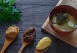 Misopasten und Misosuppe | © iStock | TatayaKudo