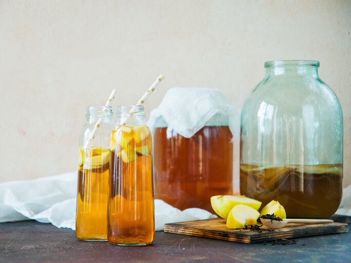 Kombucha Pilz Tee, Kombucha. Methode der Vorbereitung und Cocktails in Flaschen | © iStock | Malykalexa