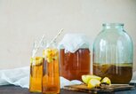 Kombucha Pilz Tee, Kombucha. Methode der Vorbereitung und Cocktails in Flaschen | © iStock | Malykalexa