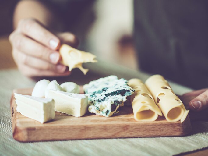 Käse auf einem Brett | © iStock | Eva-Katalin
