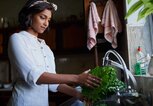 Junge Frau am Waschbecken mit gesunden Ernährungsgewohnheiten | © iStock | Adene Sanchez