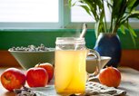 Ein Glas mit heißem Apfelessig als basisches Lebensmittel | © iStock | MonaMakela