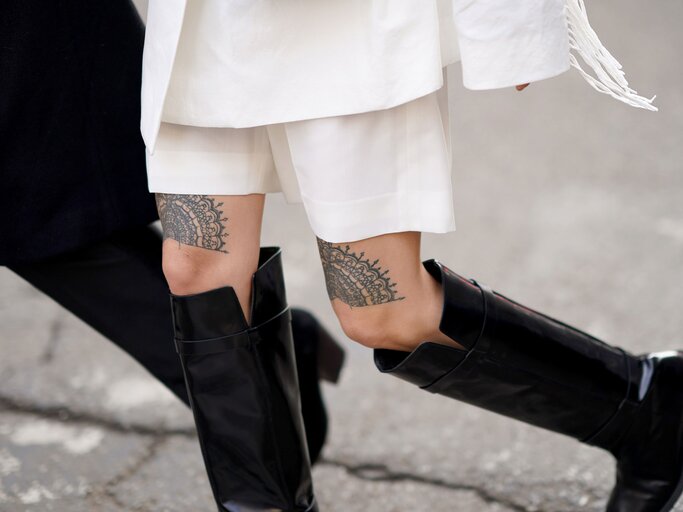 Ornament-Tattoos über dem Knie | © Getty Images | Edward Berthelot