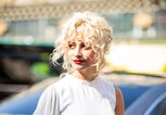 Sängerin Pixie Lott auf der Paris Fashion Week 2018. | © Getty Images / Christian Vierig
