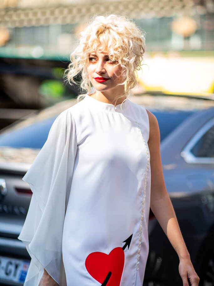 Sängerin Pixie Lott auf der Paris Fashion Week 2018. | © Getty Images / Christian Vierig