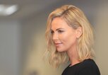 Charlize Theron trägt einen Undone Bob mit Locken und Seitenscheitel. | © Getty Images | Icon Sportswire