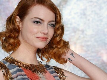 Emma Stone: Vogelfußabdrücke Tattoo | © Getty Images | Franziska Krug