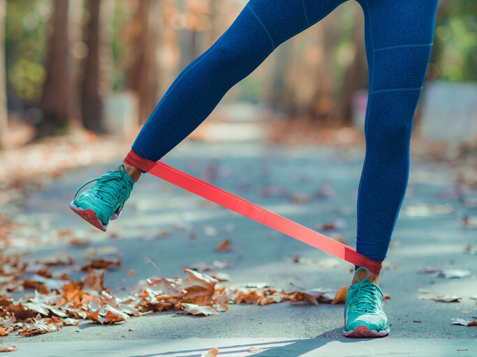 Poübung im Stehen | © istock.com| microgen