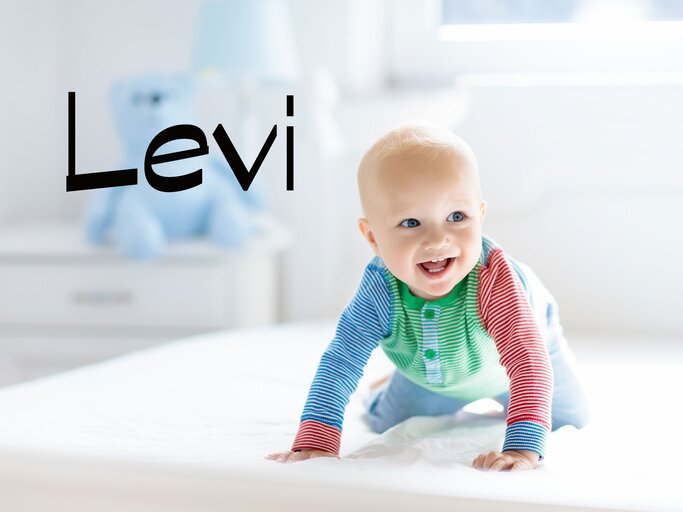 krabbelndes Baby mit dem Namen Levi | © iStock.com | FamVeld