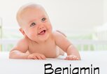 krabbelndes Baby mit dem Namen Benjamin | © iStock.com | SanyaSM