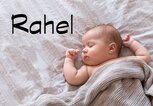 schlafendes Baby mit dem Namen Rahel | © iStock.com | Amax Photo