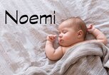 schlafendes Baby mit dem Namen Noemi | © iStock.com | Amax Photo