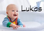 lachendes Baby mit dem Namen Lukas | © iStock.com | FamVeld