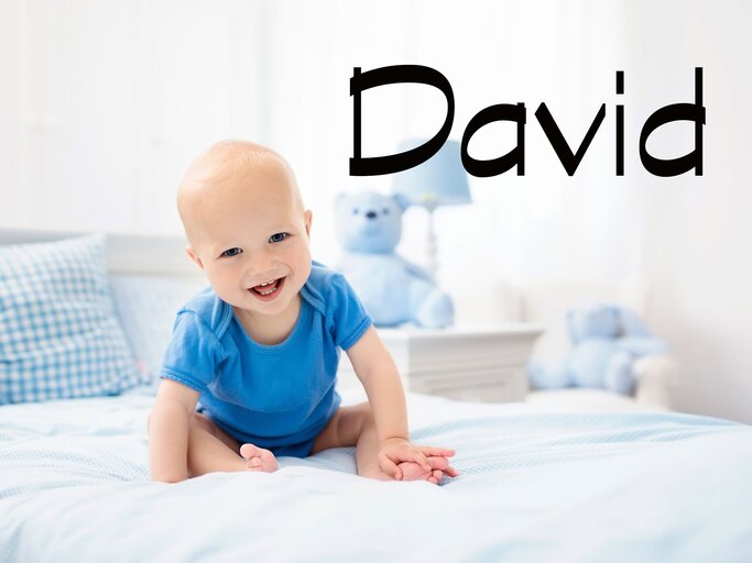 krabbelndes Baby mit dem Namen David | © iStock.com | FamVeld