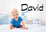 krabbelndes Baby mit dem Namen David | © iStock.com | FamVeld