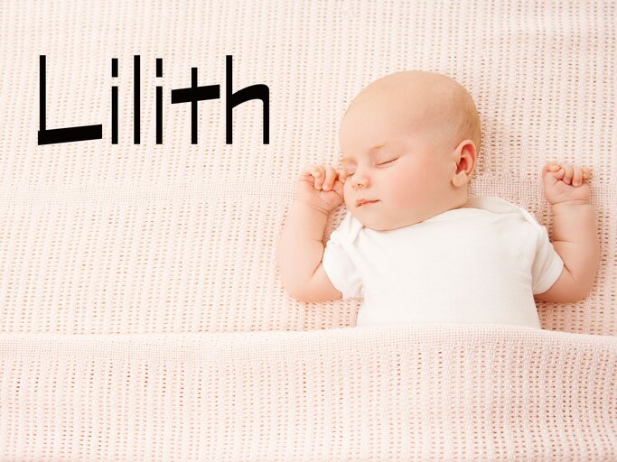 schlafendes Baby mit dem Namen Lilith | © iStock.com | inarik