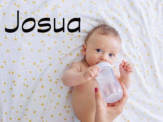 krabbelndes Baby mit dem Namen Josua | © iStock.com | petrunjela