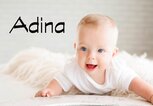 krabbelndes Baby mit dem Namen Adina | © iStock.com | Nagaiets