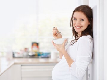 Schwangere Frau genießt eine Schüssel Müsli  | © iStock | GlobalStock