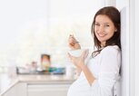 Schwangere Frau genießt eine Schüssel Müsli  | © iStock | GlobalStock