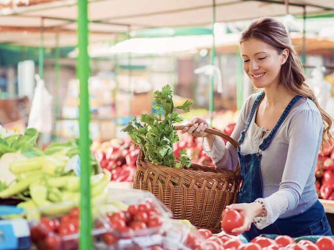 Schwangere Frau geht auf dem Markt einkaufen | © iStock.com | Zukovic