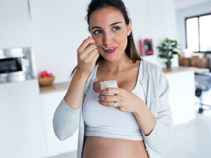 Schwangere Frau isst Joghurt | © iStock.com | nensuria