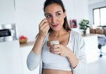 Schwangere Frau isst Joghurt | © iStock.com | nensuria