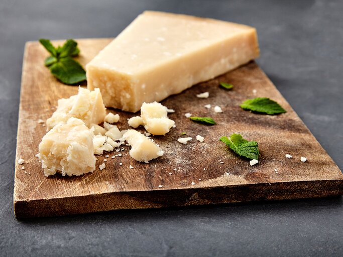 Parmesan auf einem Brett | © iStock.com | alexbai