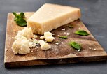 Parmesan auf einem Brett | © iStock.com | alexbai