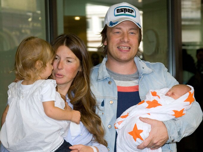 Jamie Oliver mit seiner Frau und zwei seiner Kinder | © Getty Images | John Phillips 