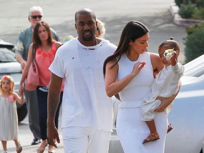 Kanye West und Kim Kardashian mit ihrer Tochter | © Getty Images | Bauer-Griffin 