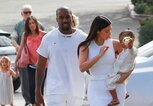 Kanye West und Kim Kardashian mit ihrer Tochter | © Getty Images | Bauer-Griffin 