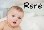 lachendes Baby mit dem Namen Rene | © iStock.com | KristinaKibler