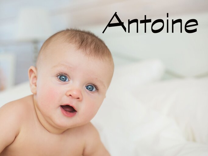 lachendes Baby mit dem Namen Antoine | © iStock.com | KristinaKibler